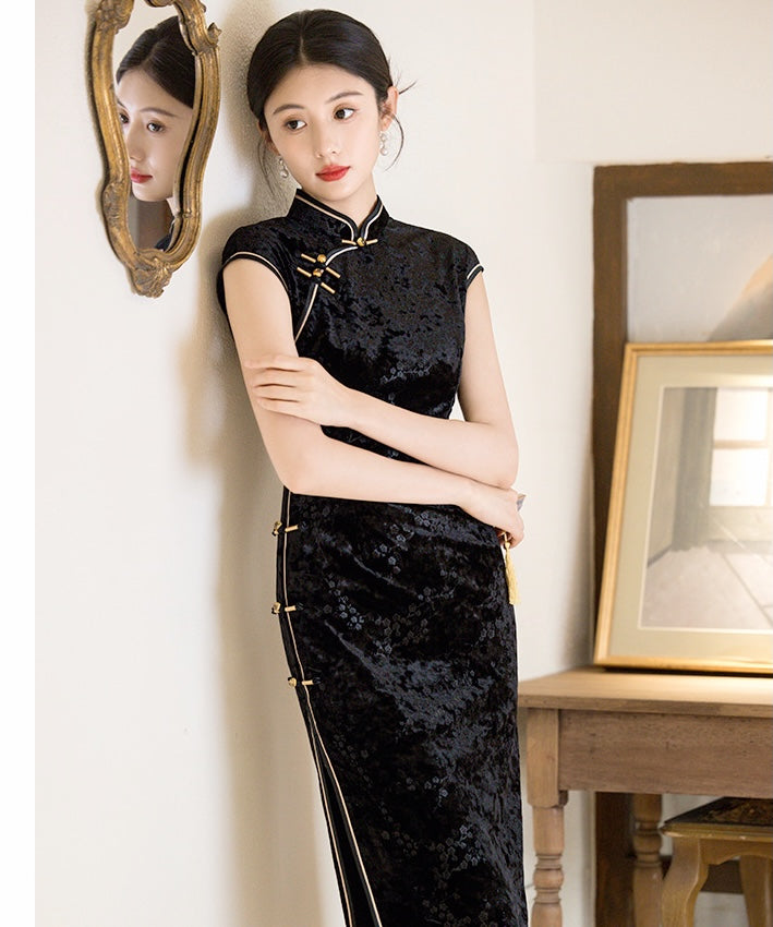XiaXin Black Velvet Cheongsam