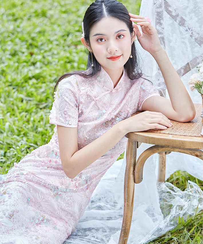 Bella 的粉色珠宝旗袍