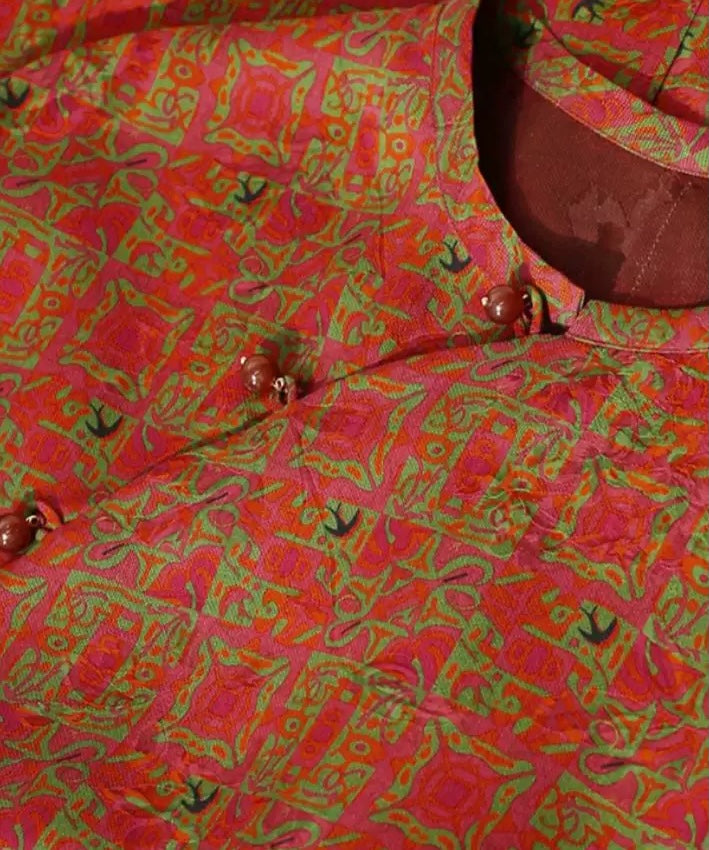 Top cheongsam in seta smeraldo con motivi geometrici