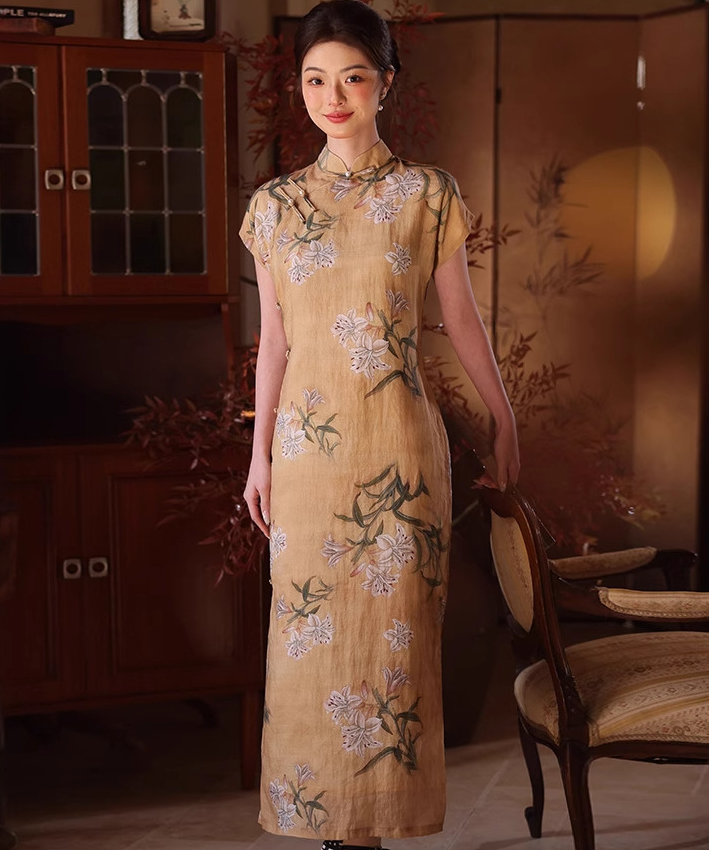 Zinnoberrotes Zweig-Cheongsam
